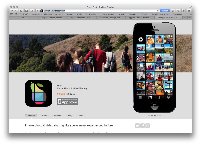 sharewithpear.com-Landing-Page im Browser — Video-Banner von Freunden auf einer Wanderung, Pear-App-Icon und Headline &bdquo;Private Photo & Video Sharing&ldquo;, App-Store-Badge und iPhone-Mockup mit dem Fotoraster.