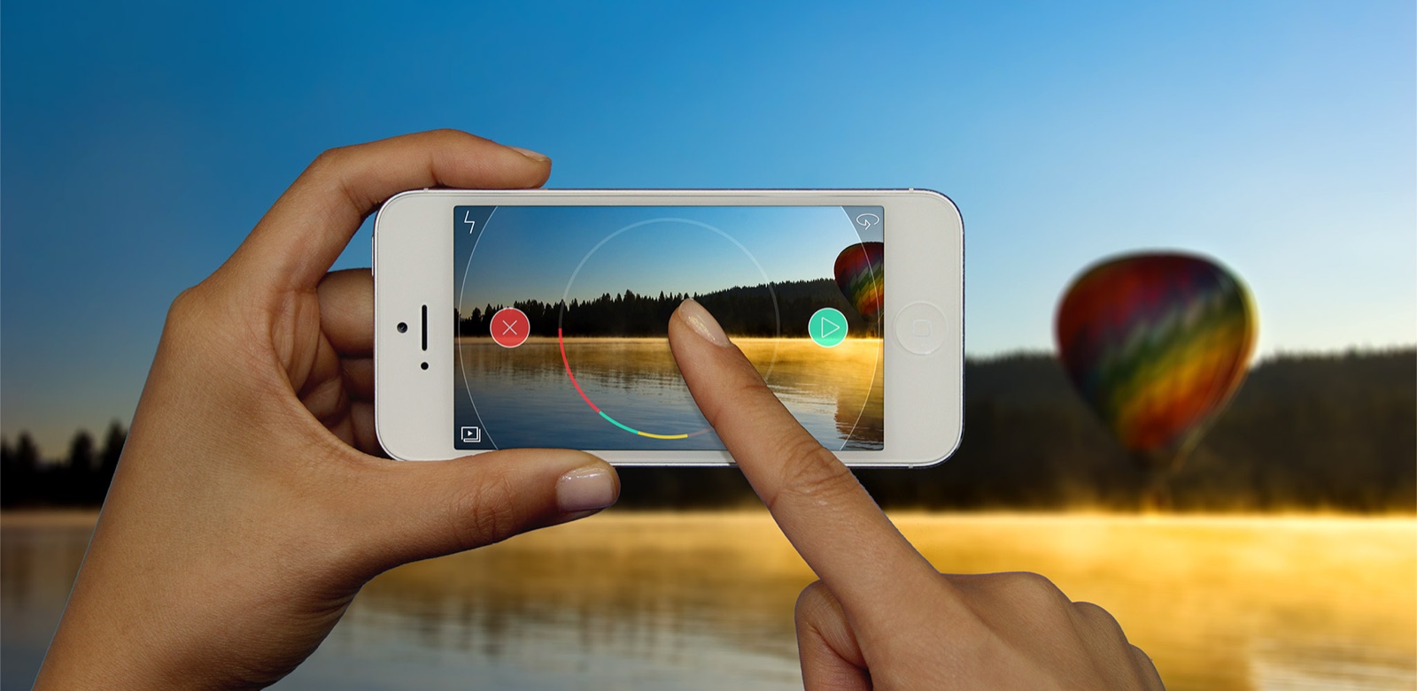 Eine Hand hält ein iPhone und filmt einen sonnigen See mit Heißluftballon — darüber das gestengeführte Aufnahme-Interface von Spark Camera.
